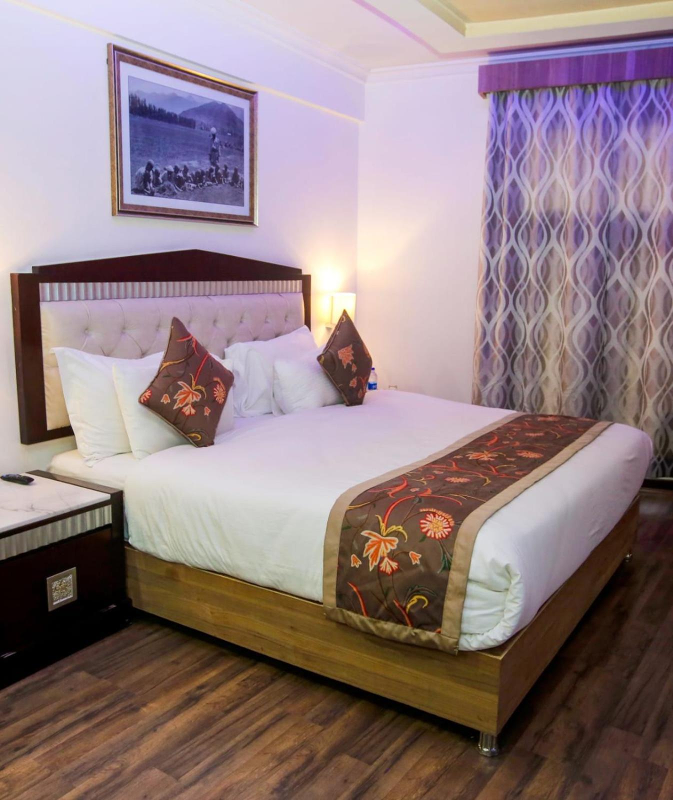 Hotel The Residency Srinagar Exterior foto